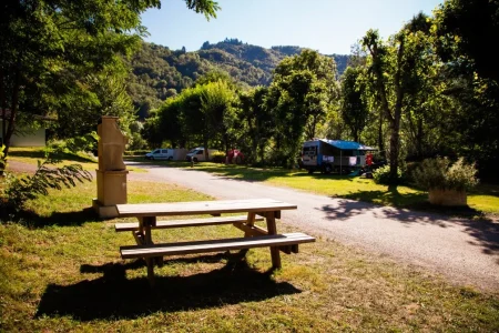 Camping Val de Saures aire barbecue et pique nique