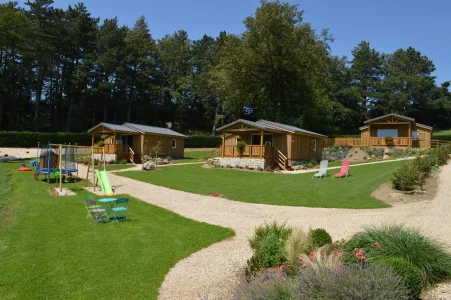 Jardin de chalets- Les 3 chalets et le jardin