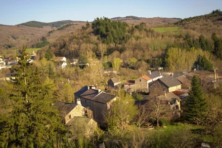 Les gites au coeur du hameau de Seingleys et au 2ème plan le village