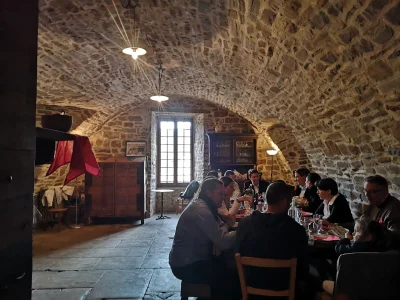 Repas dans la petite salle