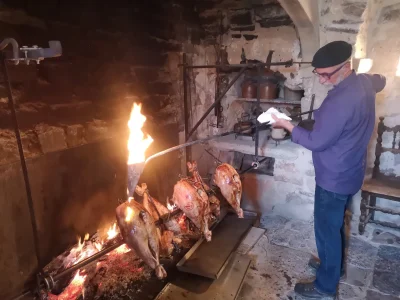 Jambon à la broche dans la vieille cuisine