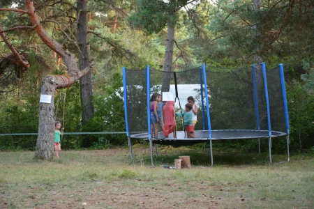 ECO-CAMPING du LARZAC, Aire de jeux, trempoline