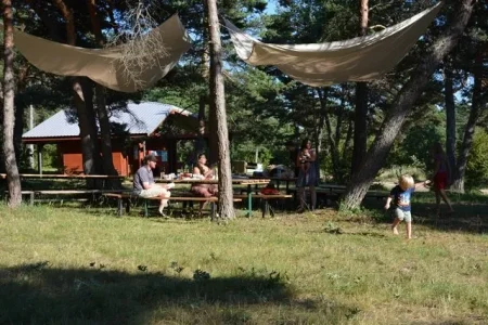 ECO-CAMPING DU LARZAC, aire de repas