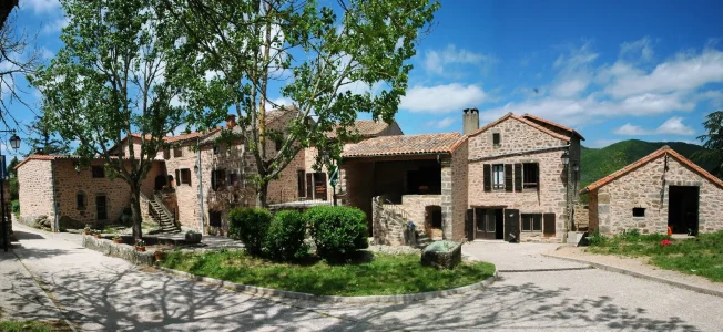 Le Hameau de Moulès (groupes) : vue d'ensemble