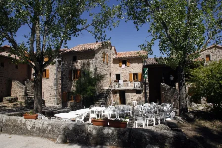 Le Hameau de Moulès (groupes) : place du village