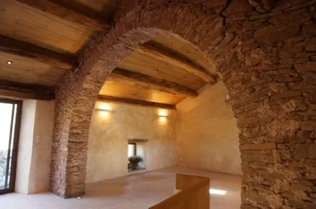 la petite salle (40m2) chauffée du Hameau des Gîtes du Brugas