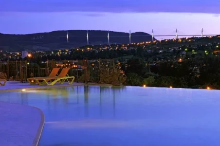 Depuis la piscine, vue sur le viaduc