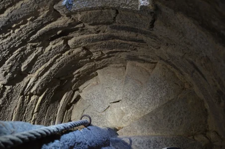 Escalier du donjon Château de Valon