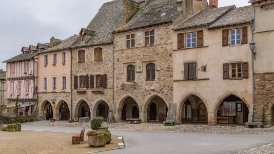 Place des arcades de Sauveterre de Rouergue