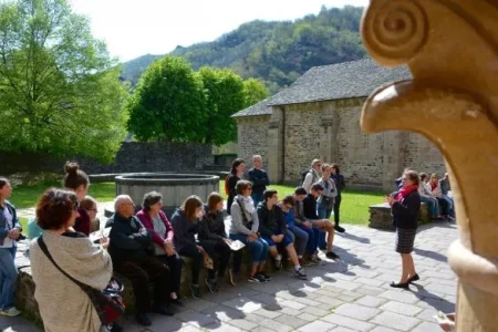 Groupe en visite guidée cloître-Trésor (Service Patrimoine de Conques)