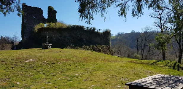 Vue sur les ruines du château