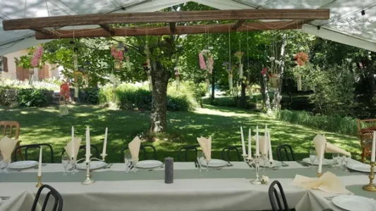 Repas sous chapiteau face à l'étang