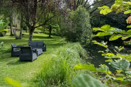 Salon de jardin au bord de l'étang