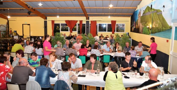 Groupe à table dans notre restaurant