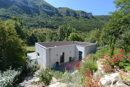 Vue arrière de la villa face aux falaises du Causse Noir