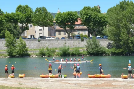 Le stade d'eaux vives aux porte de Millau, initiaiton dragon boat et kayak coté eau calme.