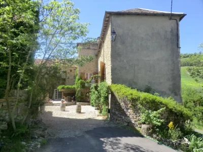 cour et entrée du Domaine d'alcapiès