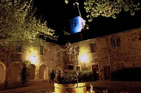 Le cloître des Augustins, de nuit, à St Geniez d'Olt