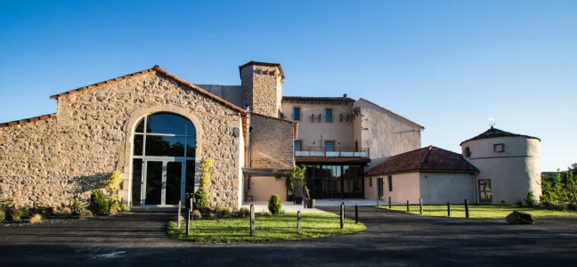 Vue extérieure du château avec la salle de réception à gauche.