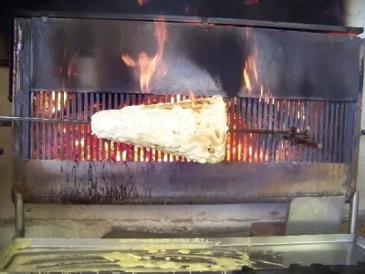 Cuisson du gâteau au feu de bois