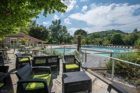 terrasse du bar vue sur la piscine