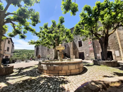 Place de la fontaine - Entrée du site de la Commanderie