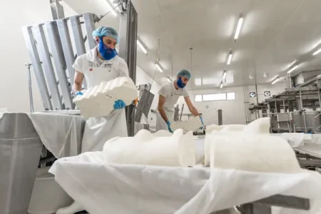 Atelier de fabrication de la Tome fraîche de l'Aubrac