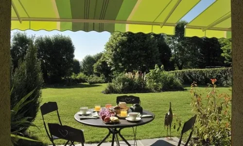 petit déjeuner et vue sur le jardin de l'AUBERGE DU BARREZ