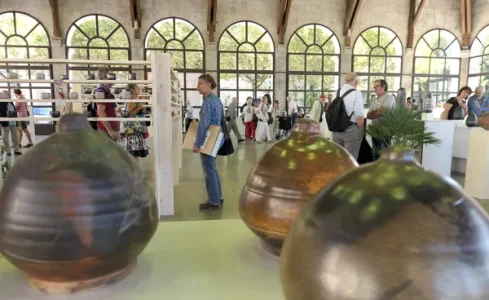 Biennale de la céramique sous la halle