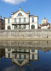 La façade du théâtre, protégée au titre des Monuments Historiques