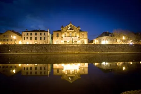 Vue nocturne sur la façade du théâtre